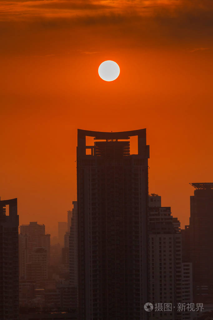 大太阳升起在曼谷城市天际线, 城市景观日落