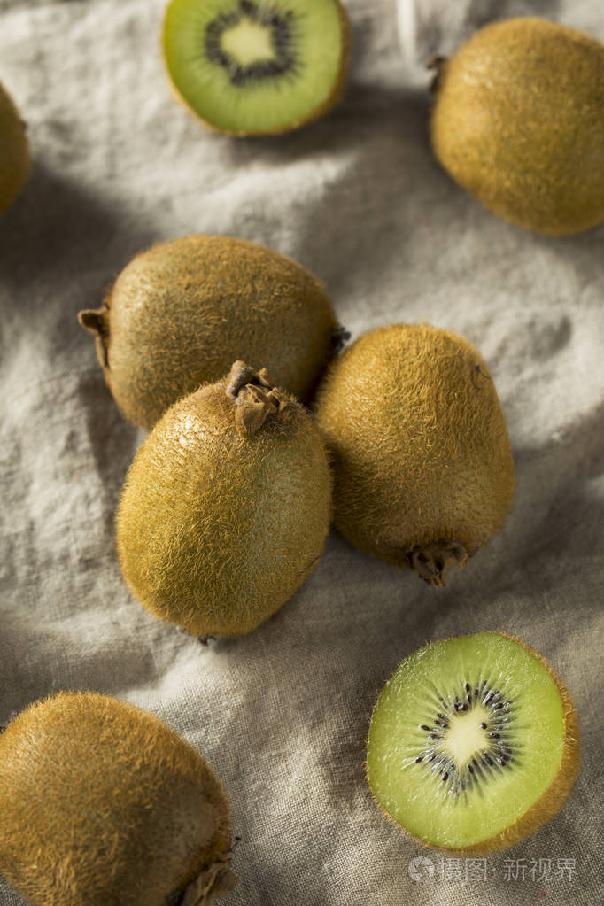 生绿色有机猕猴桃水果准备吃