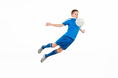 年轻的男孩做飞踢的足球球