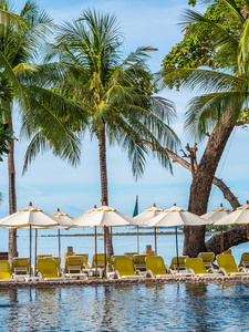 雨伞和椅子周围的豪华室外池在酒店和度假村度假和旅游