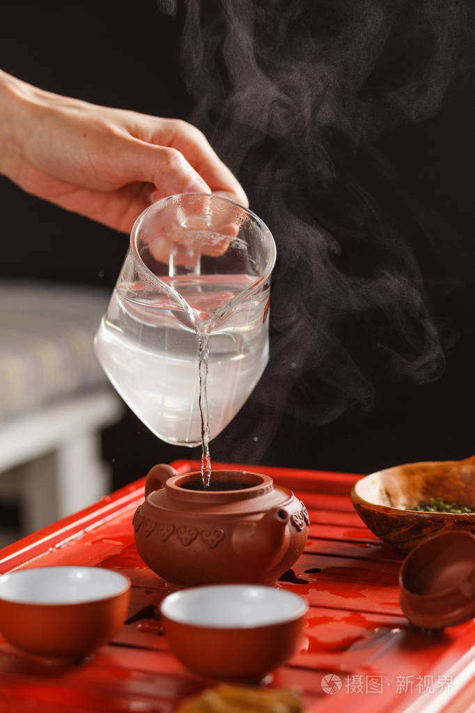 茶礼.女人倒进茶壶里的热水