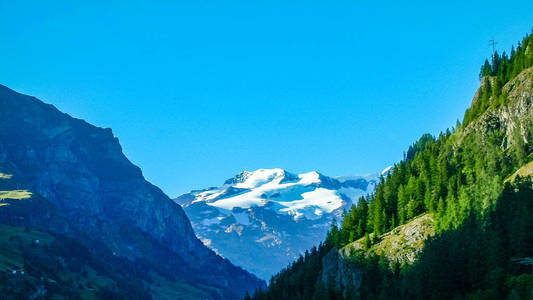 阿尔卑斯山全景。Gressoney 山谷位于意大利北部的奥斯塔山谷。它的标志是赖氨酸河, 其来源是蒙罗莎冰川