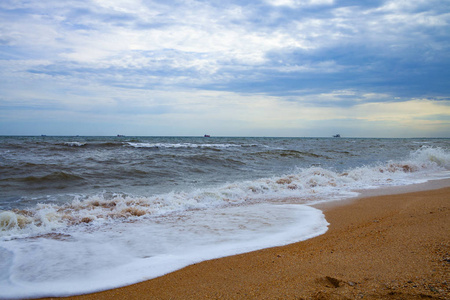 美丽的海滩和海冲浪。夏日海景