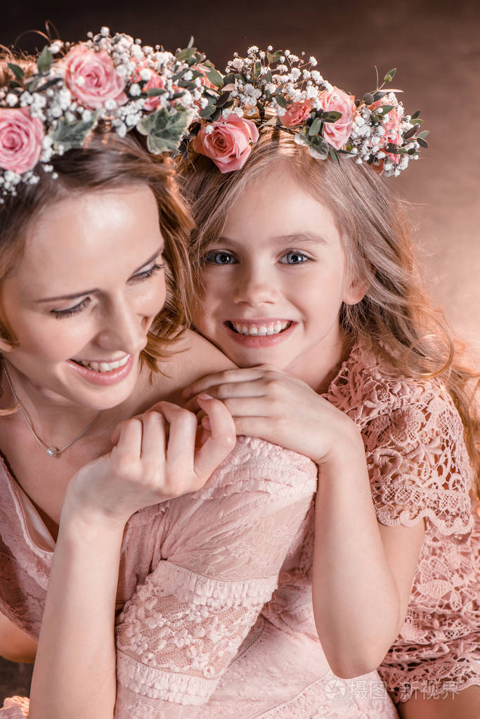 幸福的母亲和女儿