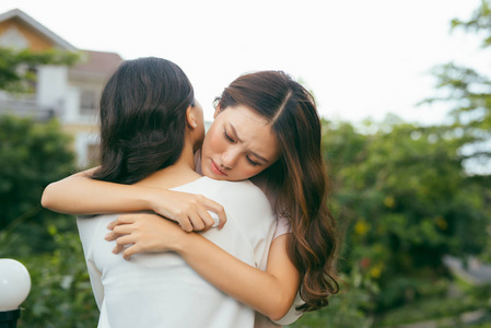 两个女人拥抱图片