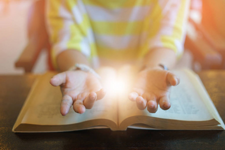 崇拜十字架图片