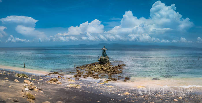 海与戏剧性云层之上，巴厘 Nusa Penida 岸上可爱寺