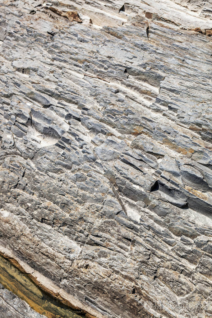 陡峭的山岩上的几何图案.照片显示一种石材质地.