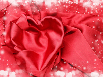 红缎面材料与心形状爱情观