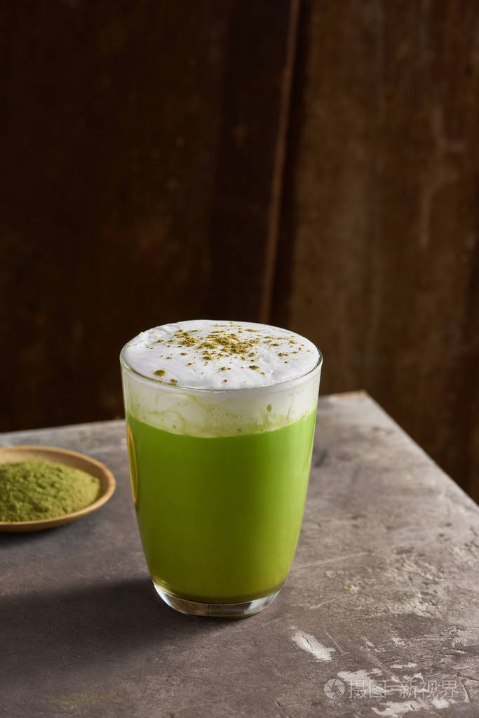 抹茶绿茶拿铁在玻璃杯子