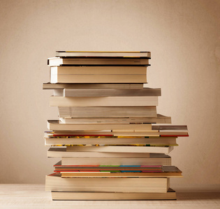 一摞书与老式的背景照片