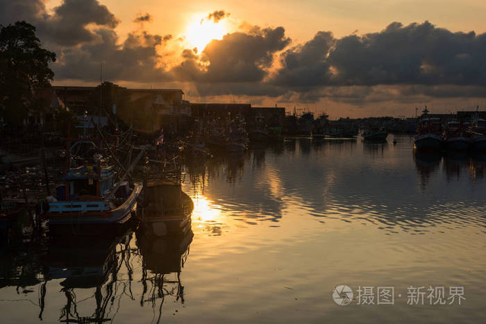 剪影渔船在北南河港口或码头在日出, 罗勇泰国。水上反射光的交通枢纽
