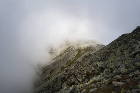 徒步旅行在 Tatra 国家公园斯洛伐克, 波兰。Landscpes 和全景与山范围。远足者周围的乌云和雾气
