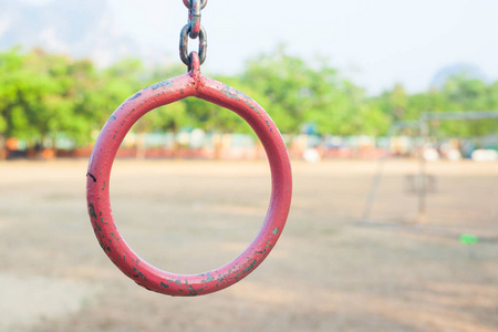 儿童游乐场公园在学校在泰国。侧重于粉红色 co
