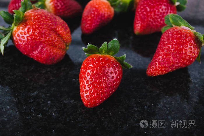 水果概念草莓 strawberry的名词复数在白色的新鲜草莓草莓草莓在黑色