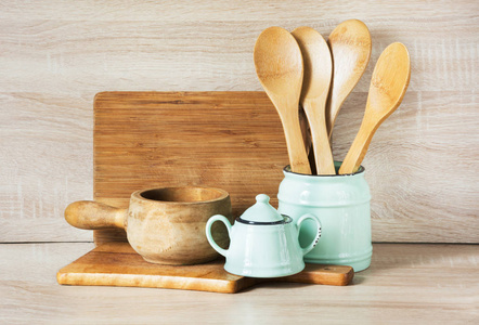 绿松石和木制老式陶器 餐具 餐具用具和木桌上的东西。厨房静物为背景设计。图像与副本空间