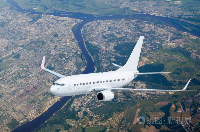 飞机在飞行高度层,城市景观河上飞过