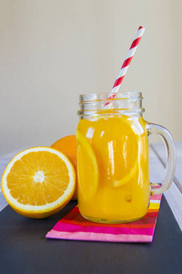 橙汁饮料喝梅森罐秸秆图片