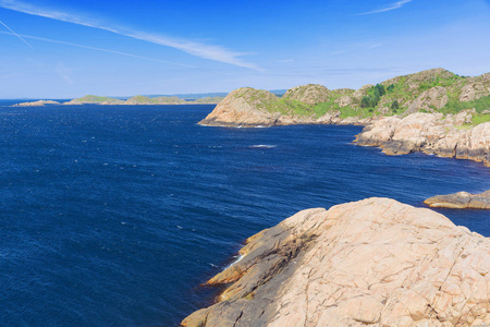 风席卷了 Lindesnes 海岸, 就在灯塔旁边。