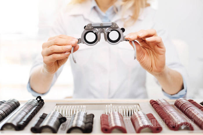 可爱的勤奋配镜师暗示审判眼镜