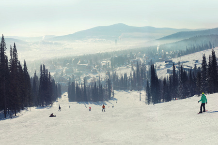 高山滑雪胜地 Sheregesh，俄罗斯自然和体育背景