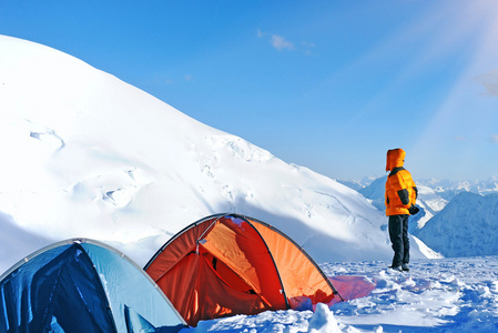 在白雪皑皑的山上的登山者