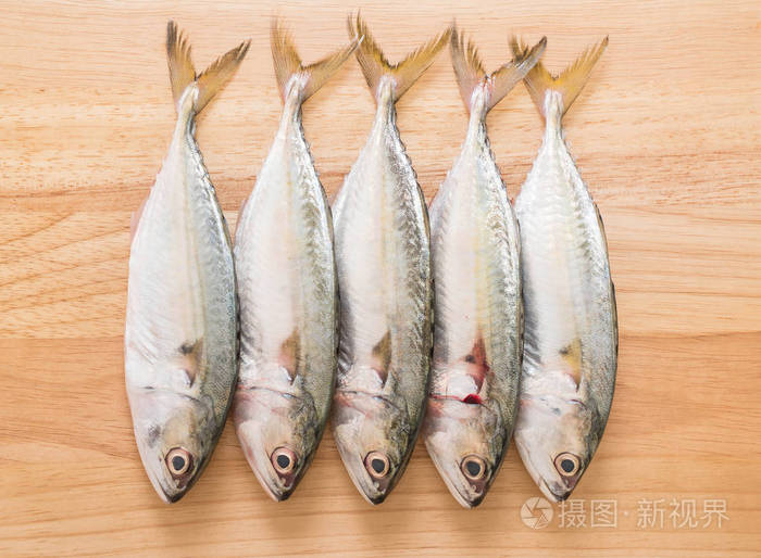 在木头上的新鲜鲭鱼