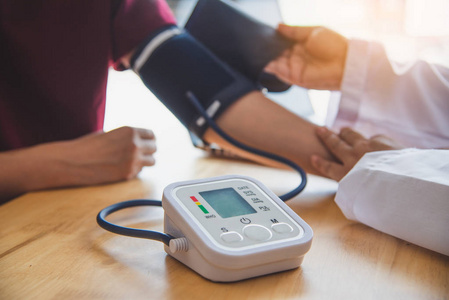 医生测量病人的血压