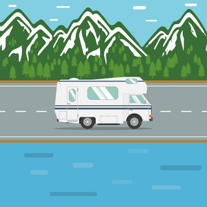 旅行休闲车在山路上图片