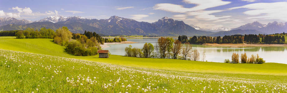 全景场面在巴伐利亚, 德国与阿尔卑斯山和湖在春天