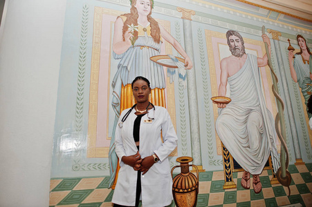 医学大学的非洲裔美国医生学生女性在实验室大衣与听诊器