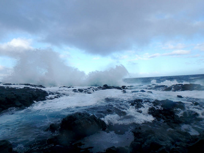 在夏威夷瓦胡岛的 Makapuu 点的地平线上, 海浪淹没在熔岩海岸上的潮汐水池上。2015