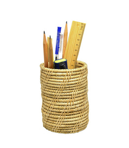 铅笔，钢笔在白色背景上孤立的木制篮子里