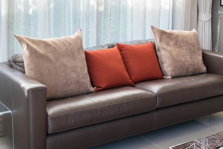 现代客厅设计，沙发和红枕头