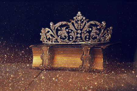 低关键图像的老书上的美丽的钻石女王皇冠