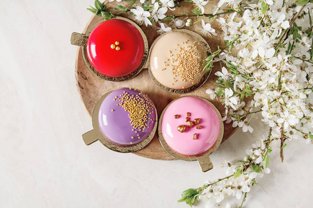 时尚慕斯蛋糕与镜面釉装饰着春天照片