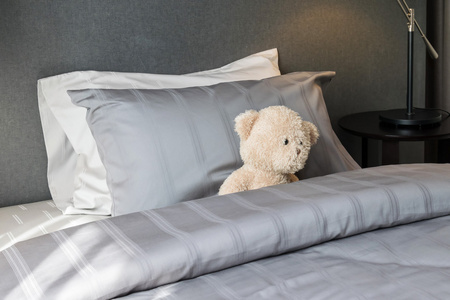 娃娃熊和枕头在床上在家里的孩子房间