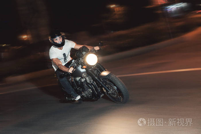 骑车人晚上在高速公路上骑摩托车.速度