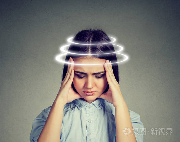 眩晕症的女人.年轻的女病人,患有头晕
