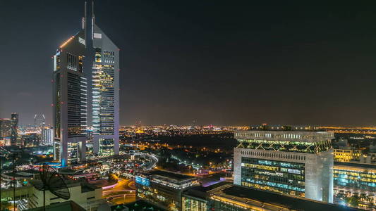 迪拜天际线从顶部与酋长塔 timelapse 在夜间时间。阿联酋迪拜。朱美拉酋长大厦, 迪拜最好的城市酒店, 坐落在商业商业区