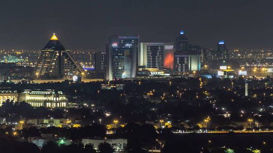 迪拜的天际线，与风景秀丽的迪拜市中心建筑在晚上游戏中时光倒流。在谢赫扎耶德路附近许多摩天大楼的鸟瞰图。照明的塔和交通