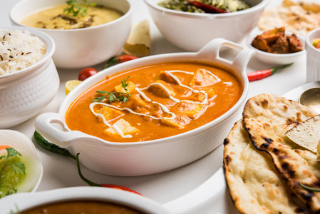 各种各样的印度食物为午餐或晚餐, 米, 扁豆, 主料, 豆 makhani, 克南, 酸辣酱, 香料在穆迪背景。选择性聚焦