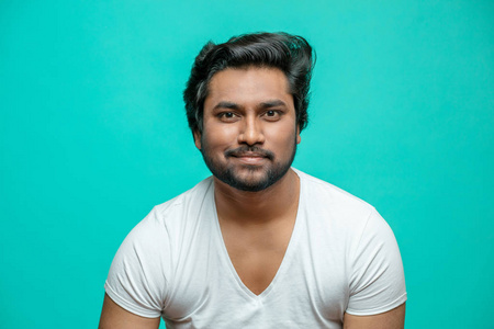 微笑胡子野蛮的印度人看着相机照片