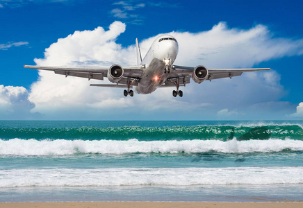 大型飞机接近降落在机场低着热带海滩