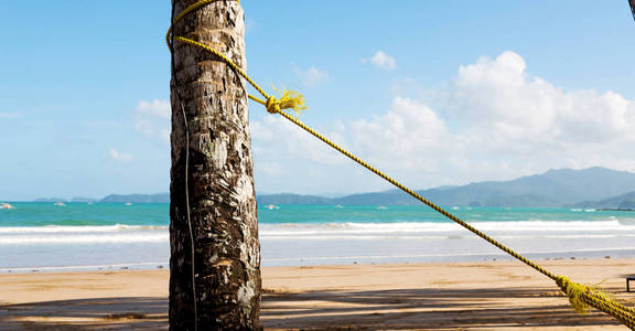 一根绳子从海洋近岸吊床