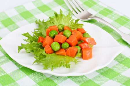 多汁炖蔬菜。辣椒粉 豌豆和胡萝卜。减肥食品