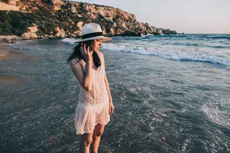 女人漫步在美丽的海滨