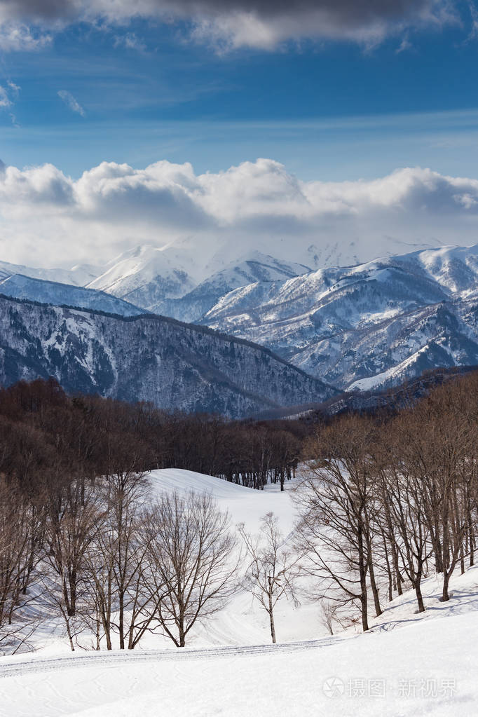日本日间的新泻地区雪国观