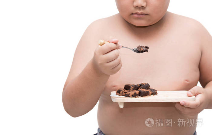 肥胖胖男孩吃 nama 巧克力上白色孤立