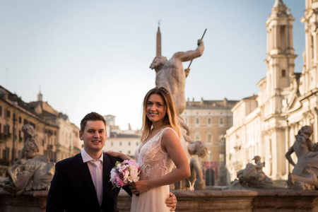 新娘和新郎婚礼姿势在纳沃纳广场，罗马，我